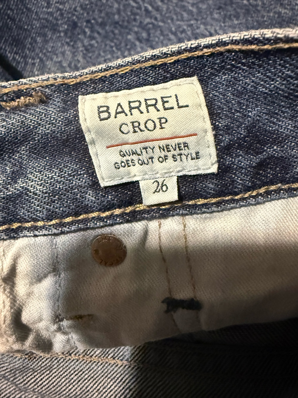 Levi's High-Rise Cropped Ankle Jeans in Medium Blue - Picture 6 of 12